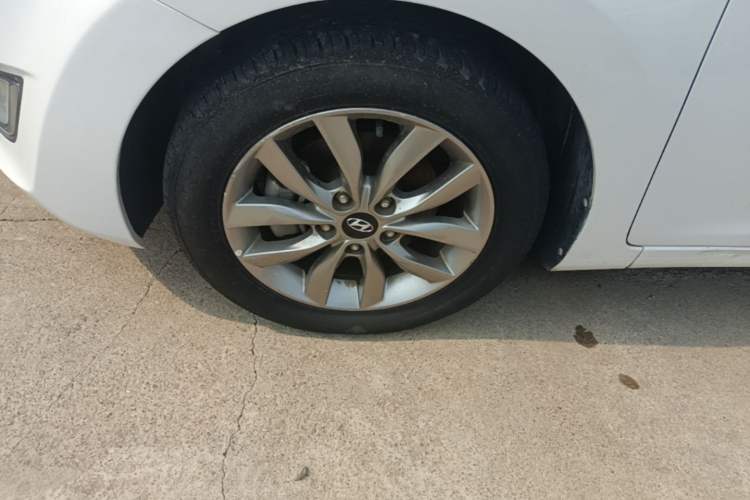 Used Hyundai Elantra (5th Generation / Langdong) 2015 1.6L Automatic Fashion Model Left Front Wheel Hub