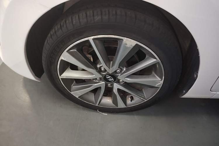 Used Hyundai Elantra (5th Generation / Langdong) 2015 1.6L Automatic Leading Model Left Front Wheel Hub