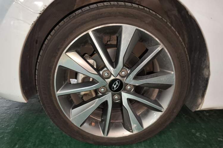 Used Hyundai Elantra (5th Generation / Langdong) 2015 1.6L Automatic Luxury Model Left Front Wheel Hub