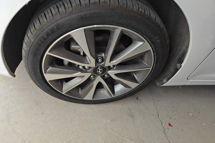 Used Hyundai Elantra (5th Generation / Langdong) 2015 1.6L Automatic Leading Model Left Front Wheel Hub
