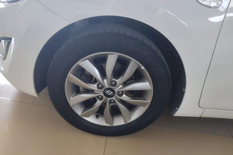 Used Hyundai Elantra (5th Generation / Langdong) 2015 1.6L Automatic Fashion Model Left Front Wheel Hub