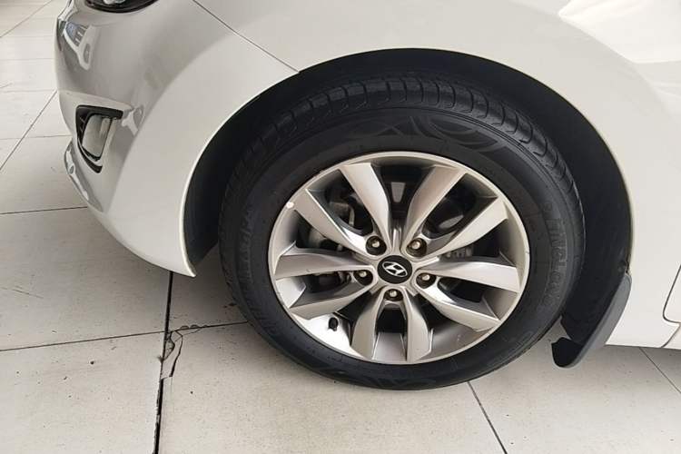 Used Hyundai Elantra (5th Generation / Langdong) 2015 1.6L Automatic Fashion Model Left Front Wheel Hub