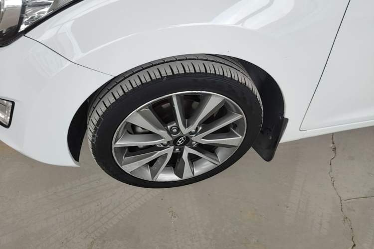 Used Hyundai Elantra (5th Generation / Langdong) 2015 1.6L Automatic Leading Model Left Front Wheel Hub