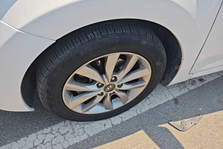 Used Hyundai Elantra (5th Generation / Langdong) 2015 1.6L Automatic Fashion Model Left Front Wheel Hub