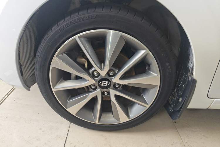 Used Hyundai Elantra (5th Generation / Langdong) 2015 1.6L Automatic Leading Model Left Front Wheel Hub