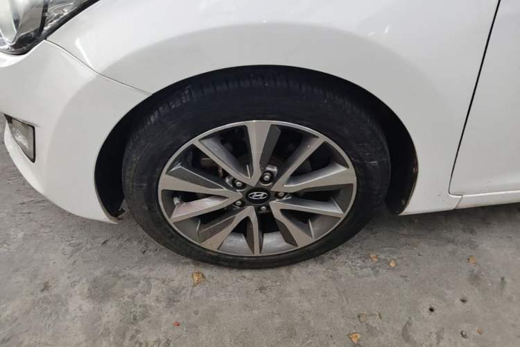 Used Hyundai Elantra (5th Generation / Langdong) 2015 1.6L Automatic Luxury Model Left Front Wheel Hub
