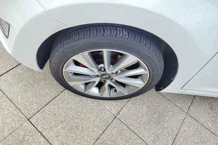Used Hyundai Elantra (5th Generation / Langdong) 2015 1.6L Automatic Leading Model Left Front Wheel Hub
