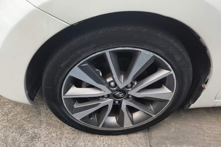 Used Hyundai Elantra (5th Generation / Langdong) 2015 1.6L Automatic Luxury Model Left Front Wheel Hub