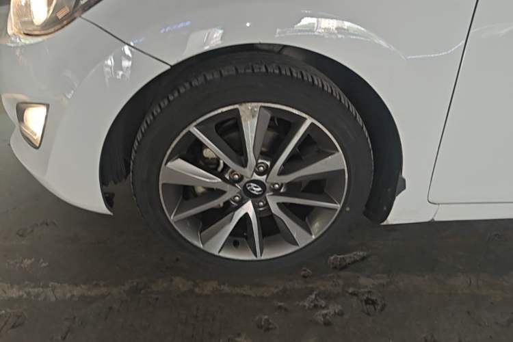 Used Hyundai Elantra (5th Generation / Langdong) 2015 1.6L Automatic Leading Model Left Front Wheel Hub