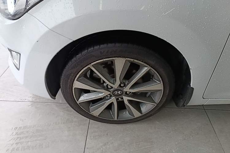 Used Hyundai Elantra (5th Generation / Langdong) 2015 1.6L Automatic Leading Model Left Front Wheel Hub