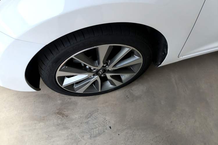 Used Hyundai Elantra (5th Generation / Langdong) 2015 1.6L Automatic Leading Model Left Front Wheel Hub
