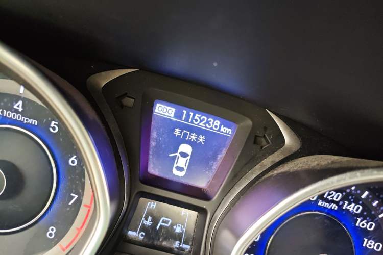 Used Hyundai Elantra (5th Generation / Langdong) 2015 1.6L Automatic Leading Model Odometer Close Up