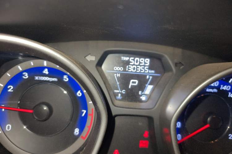 Used Hyundai Elantra (5th Generation / Langdong) 2015 1.6L Automatic Fashion Model Odometer Close Up