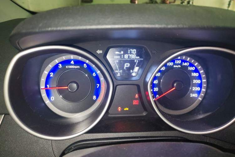 Used Hyundai Elantra (5th Generation / Langdong) 2015 1.6L Automatic Fashion Model Odometer Close Up