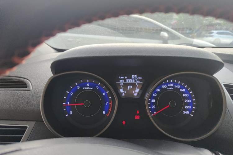 Used Hyundai Elantra (5th Generation / Langdong) 2015 1.6L Automatic Fashion Model Odometer Close Up