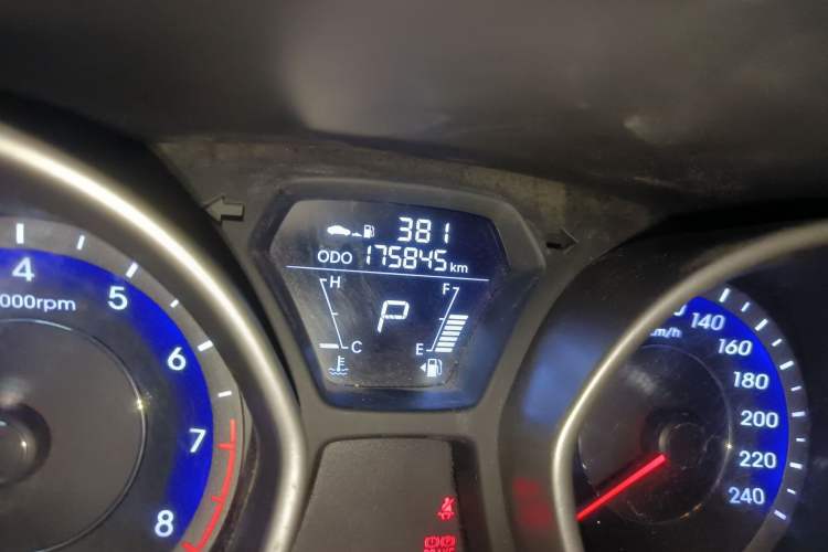 Used Hyundai Elantra (5th Generation / Langdong) 2015 1.6L Automatic Fashion Model Odometer Close Up