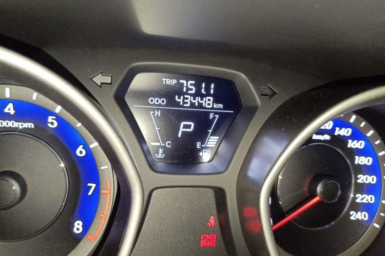 Used Hyundai Elantra (5th Generation / Langdong) 2015 1.6L Automatic Fashion Model Odometer Close Up