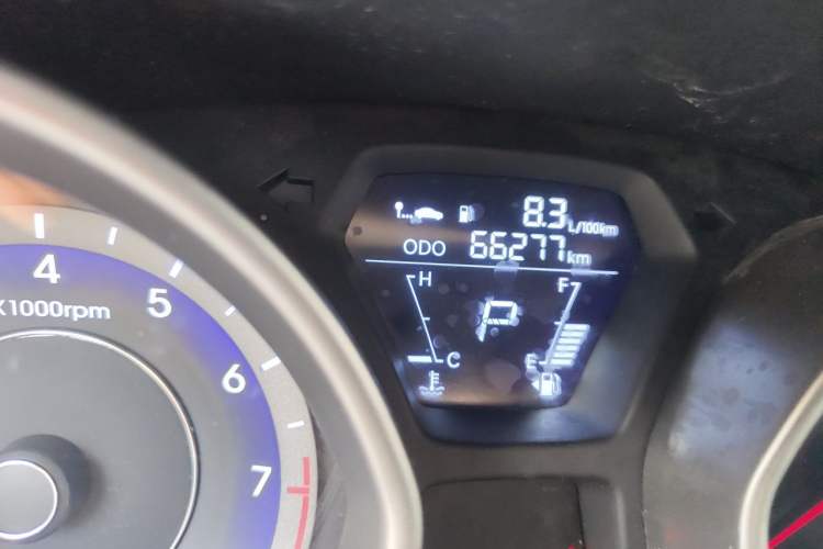 Used Hyundai Elantra (5th Generation / Langdong) 2015 1.6L Automatic Fashion Model Odometer Close Up
