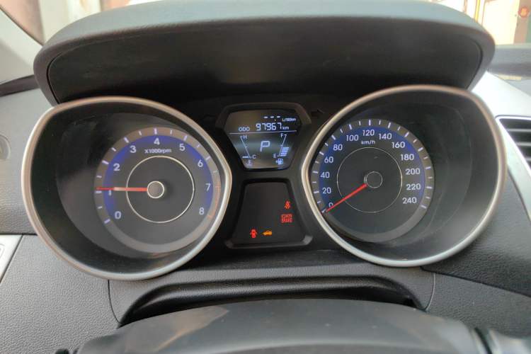 Used Hyundai Elantra (5th Generation / Langdong) 2015 1.6L Automatic Fashion Model Odometer Close Up