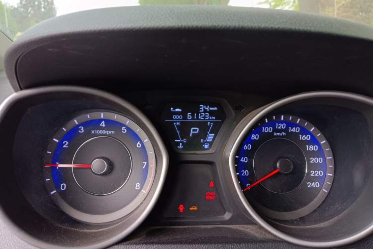 Used Hyundai Elantra (5th Generation / Langdong) 2015 1.6L Automatic Fashion Model Odometer Close Up