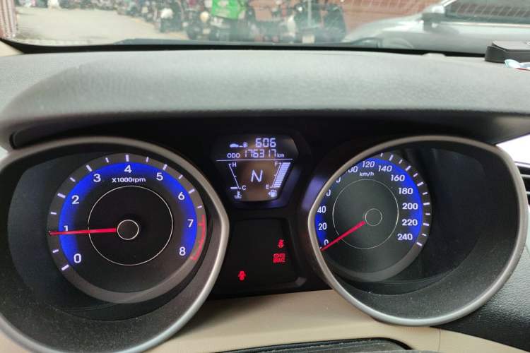 Used Hyundai Elantra (5th Generation / Langdong) 2015 1.6L Automatic Fashion Model Odometer Close Up