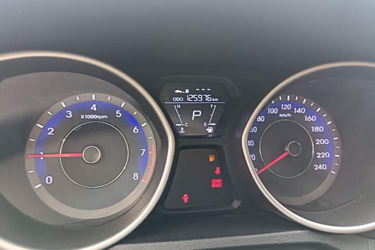Used Hyundai Elantra (5th Generation / Langdong) 2015 1.6L Automatic Fashion Model Odometer Close Up