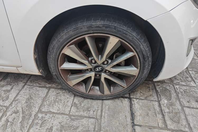 Used Hyundai Elantra (5th Generation / Langdong) 2015 1.6L Automatic Leading Model Right Front Wheel Hub
