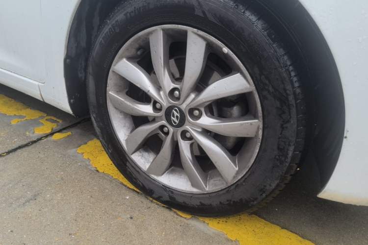Used Hyundai Elantra (5th Generation / Langdong) 2015 1.6L Automatic Fashion Model Right Front Wheel Hub