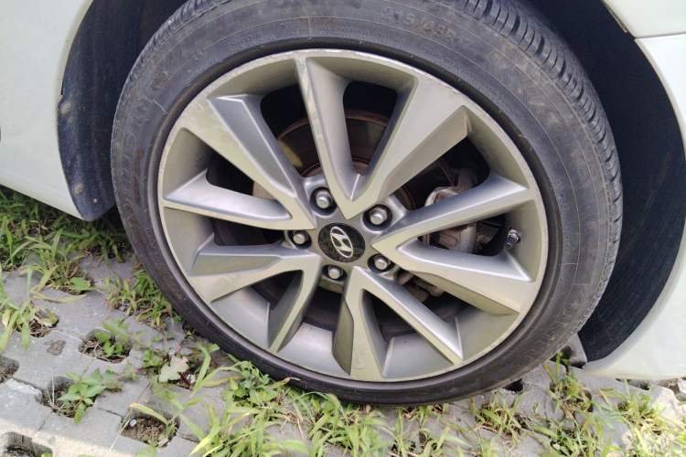 Used Hyundai Elantra (5th Generation / Langdong) 2015 1.6L Automatic Leading Model Right Front Wheel Hub