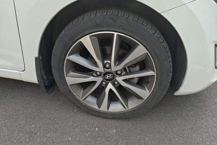 Used Hyundai Elantra (5th Generation / Langdong) 2015 1.6L Automatic Leading Model Right Front Wheel Hub