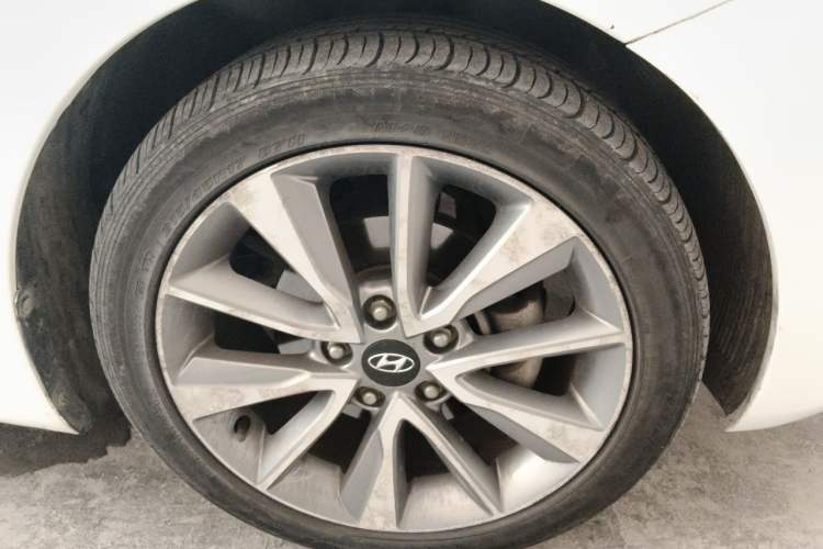 Used Hyundai Elantra (5th Generation / Langdong) 2015 1.6L Automatic Luxury Model Right Front Wheel Hub