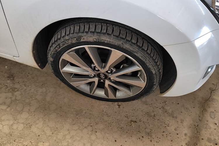 Used Hyundai Elantra (5th Generation / Langdong) 2015 1.6L Automatic Luxury Model Right Front Wheel Hub
