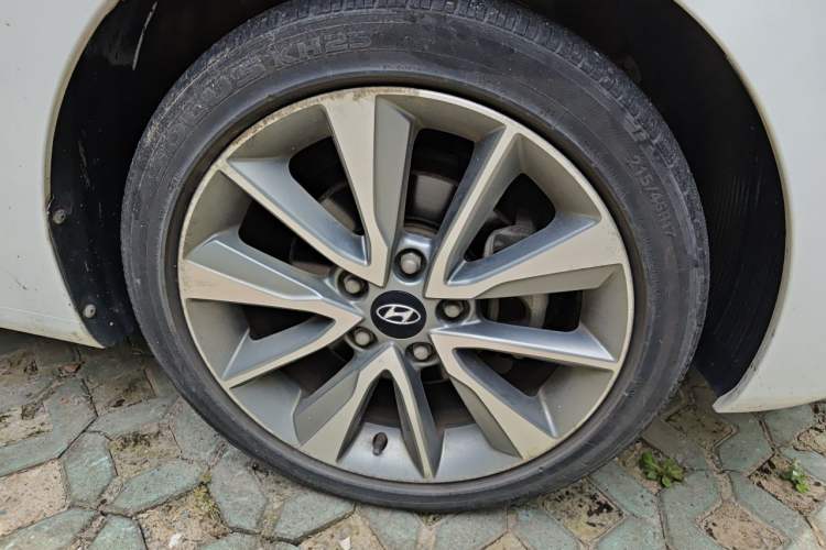 Used Hyundai Elantra (5th Generation / Langdong) 2015 1.6L Automatic Leading Model Right Front Wheel Hub