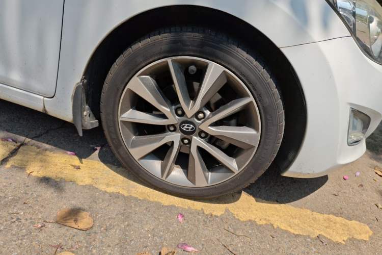 Used Hyundai Elantra (5th Generation / Langdong) 2015 1.6L Automatic Leading Model Right Front Wheel Hub