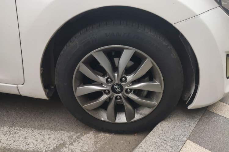 Used Hyundai Elantra (5th Generation / Langdong) 2015 1.6L Manual Leading Model Right Front Wheel Hub