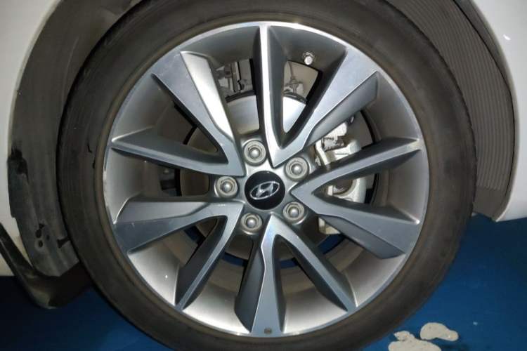 Used Hyundai Elantra (5th Generation / Langdong) 2015 1.6L Automatic Leading Model Right Front Wheel Hub