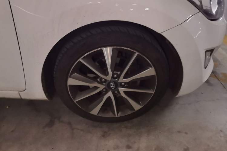 Used Hyundai Elantra (5th Generation / Langdong) 2015 1.6L Automatic Leading Model Right Front Wheel Hub