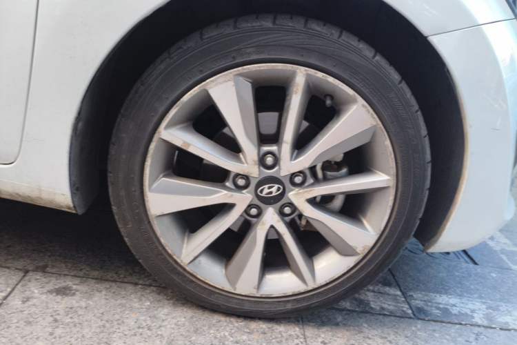 Used Hyundai Elantra (5th Generation / Langdong) 2015 1.6L Automatic Luxury Model Right Front Wheel Hub