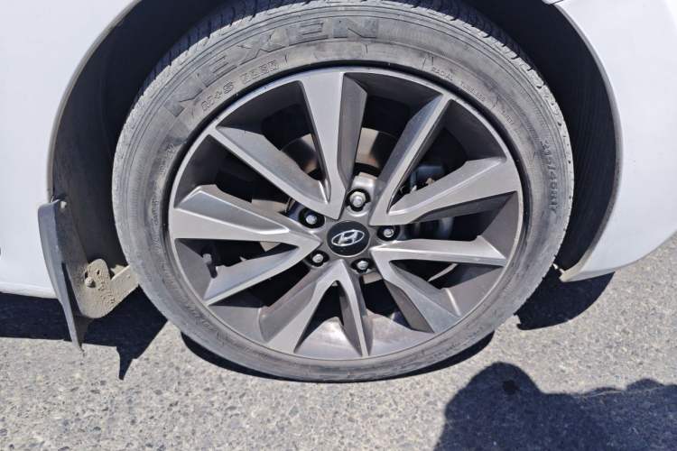 Used Hyundai Elantra (5th Generation / Langdong) 2015 1.6L Automatic Leading Model Right Front Wheel Hub