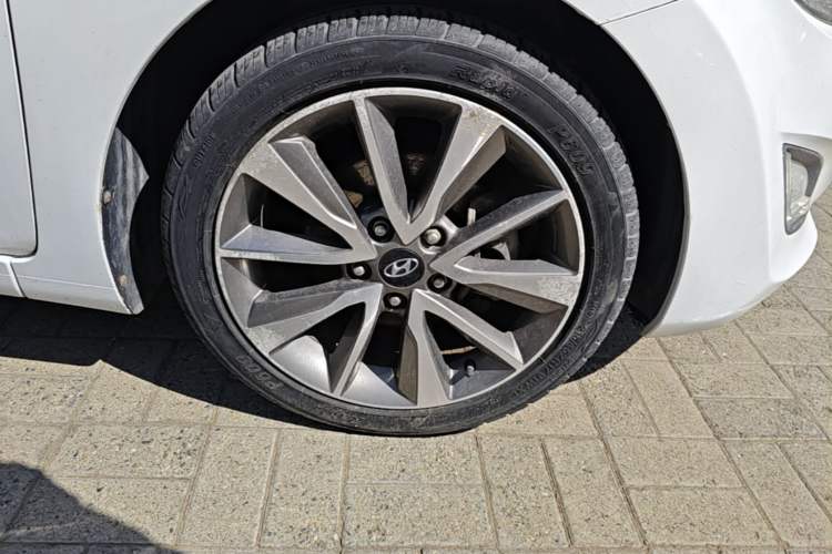 Used Hyundai Elantra (5th Generation / Langdong) 2015 1.6L Automatic Leading Model Right Front Wheel Hub