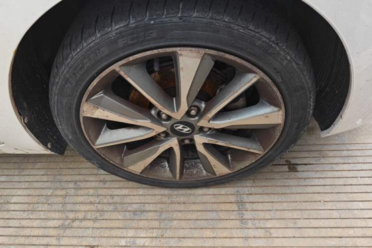 Used Hyundai Elantra (5th Generation / Langdong) 2015 1.6L Automatic Leading Model Right Front Wheel Hub