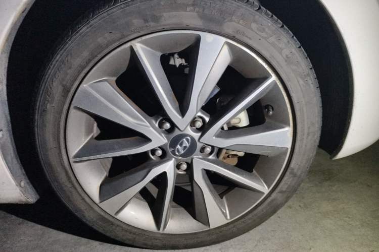 Used Hyundai Elantra (5th Generation / Langdong) 2015 1.6L Automatic Leading Model Right Front Wheel Hub