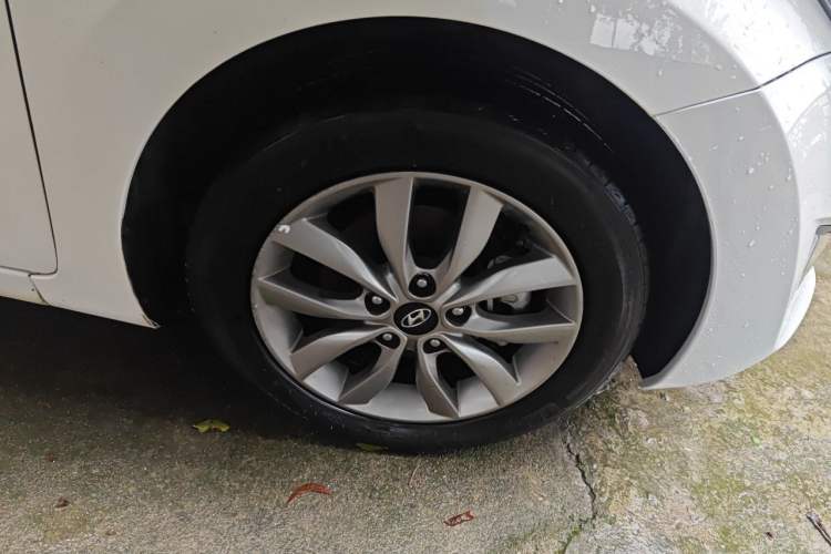 Used Hyundai Elantra (5th Generation / Langdong) 2015 1.6L Automatic Fashion Model Right Front Wheel Hub
