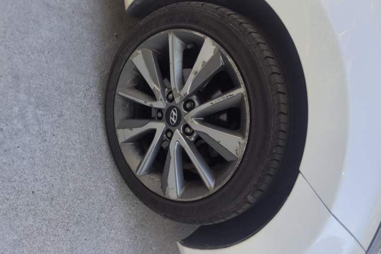 Used Hyundai Elantra (5th Generation / Langdong) 2015 1.6L Automatic Luxury Model Right Front Wheel Hub