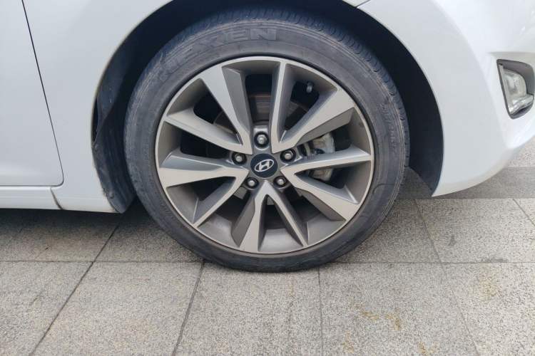 Used Hyundai Elantra (5th Generation / Langdong) 2015 1.6L Automatic Luxury Model Right Front Wheel Hub