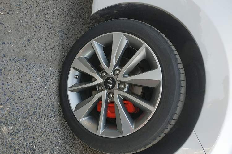 Used Hyundai Elantra (5th Generation / Langdong) 2015 1.6L Automatic Luxury Model Right Front Wheel Hub