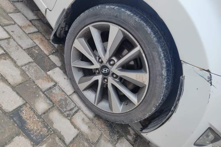 Used Hyundai Elantra (5th Generation / Langdong) 2015 1.6L Automatic Leading Model Right Front Wheel Hub