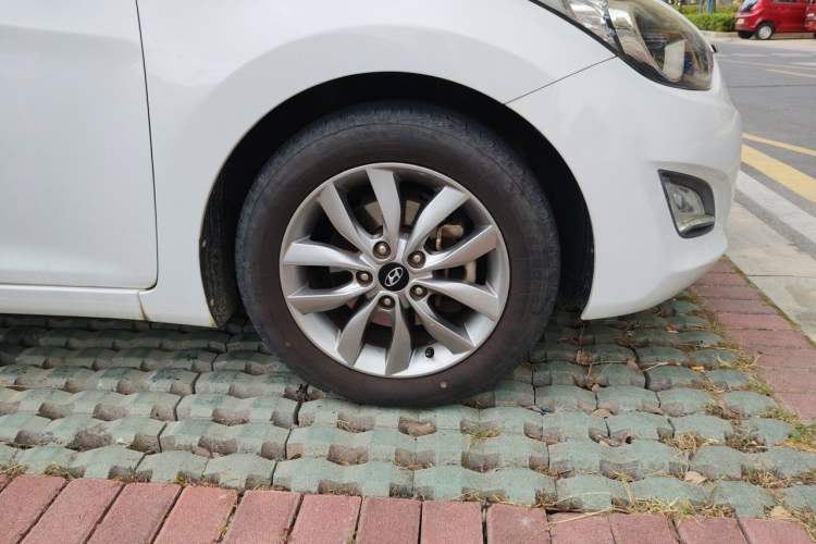 Used Hyundai Elantra (5th Generation / Langdong) 2015 1.6L Manual Leading Model Right Front Wheel Hub