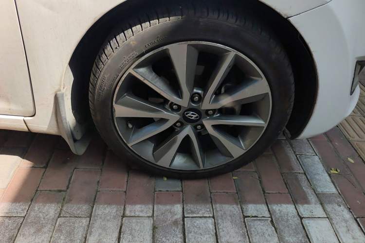 Used Hyundai Elantra (5th Generation / Langdong) 2015 1.6L Automatic Leading Model Right Front Wheel Hub