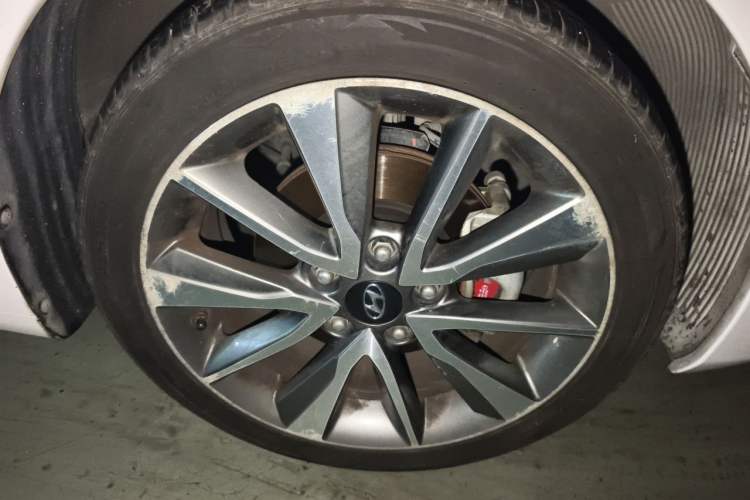 Used Hyundai Elantra (5th Generation / Langdong) 2015 1.6L Automatic Luxury Model Right Front Wheel Hub